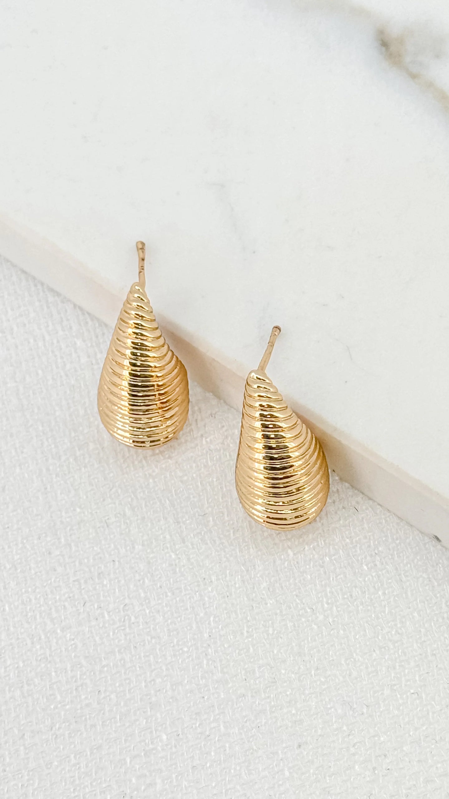 Envy Ribbed Teardrop Earring - Gold