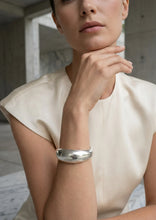 Load image into Gallery viewer, Envy Hinged Bangle - Silver