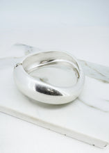 Load image into Gallery viewer, Envy Hinged Bangle - Silver
