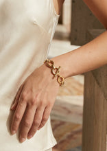 Load image into Gallery viewer, Envy Large oval link T-bar Bracelet - Gold